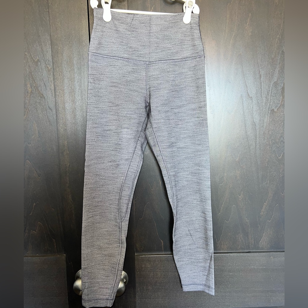 Like New! Lululemon: Size 6, 25” Align Leggings.